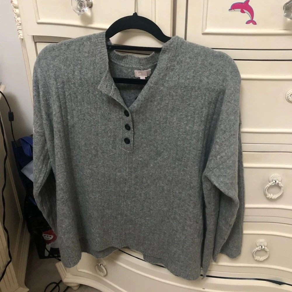 Grey fuzzy button sweater Small - Picture 1 of 3